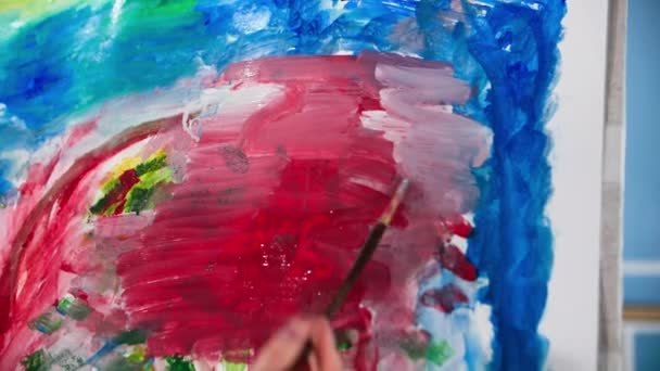 Modern Sanat Elinde Fırçayla Kadın Eli Tuvale Resim Çizer Yakın — Stok video