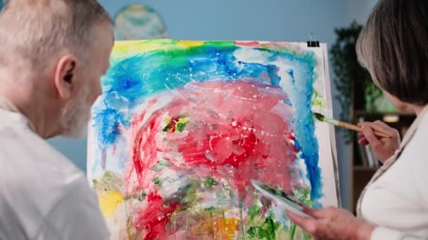 Современное Искусство Пожилые Талантливые Художники Рисуют Современную Картину Холсте Кисточками — стоковое видео