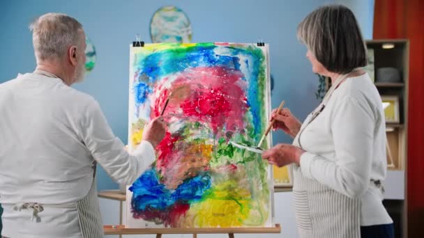 Yaratıcı Olarak Emekli Olmuş Yetenekli Yaşlı Kadın Erkek Fırçalarla Resim — Stok video