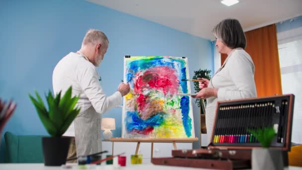 Szkolenia Emeryturze Nowoczesny Mężczyzna Kobieta Starsi Ludzie Uczą Się Malować — Wideo stockowe