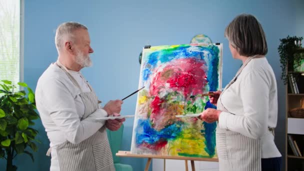 Starý Muž Žena Bavte Spolu Malování Obrázek Štětci Barvami Plátně — Stock video