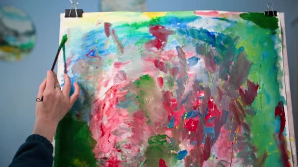Хобі Вдома Молода Талановита Жінка Допомогою Фарб Пензлів Малює Картину — стокове відео