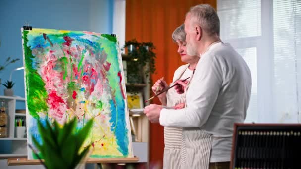 Současné Umění Kreativní Starší Muž Žena Pomocí Štětce Malování Obrazu — Stock video