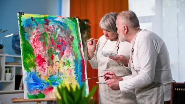 Starý Manžel Manželka Zástěře Malování Moderní Plátno Malování Společně Pomocí — Stock video