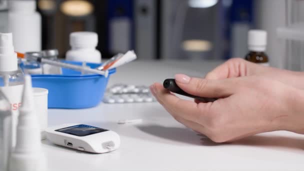 Modern Medicin Charmig Kvinna Samlar Glukometer För Att Kontrollera Blodsockernivåer — Stockvideo