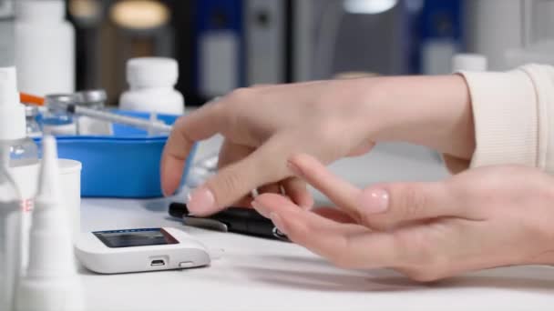 健康管理のために若い女性は血糖値をチェックするために血糖値計を使います — ストック動画