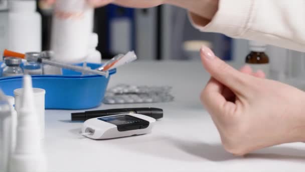 Zdravotní Péče Žena Diagnózou Diabetes Monitoruje Hladinu Cukru Krvi Pomocí — Stock video