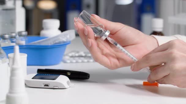Drogas Médicas Mujer Joven Extrae Medicina Inyectable Una Jeringa Primer — Vídeo de stock