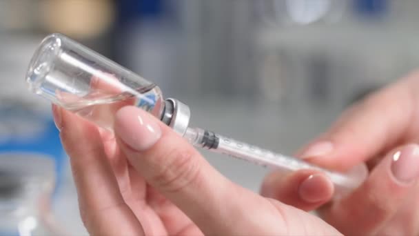 Léčba Onemocnění Žena Vytáhne Vakcínu Sklenice Injekční Stříkačky Zblízka — Stock video
