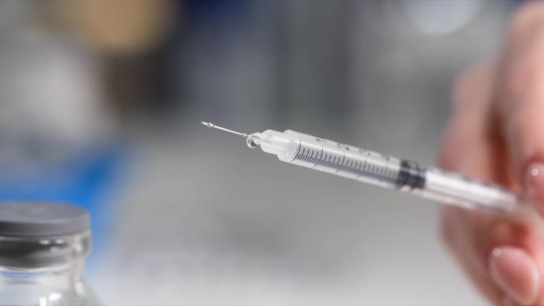 Medicinsk Spruta För Injektion Med Läkemedel Droppar Dropp Från Nålen — Stockvideo