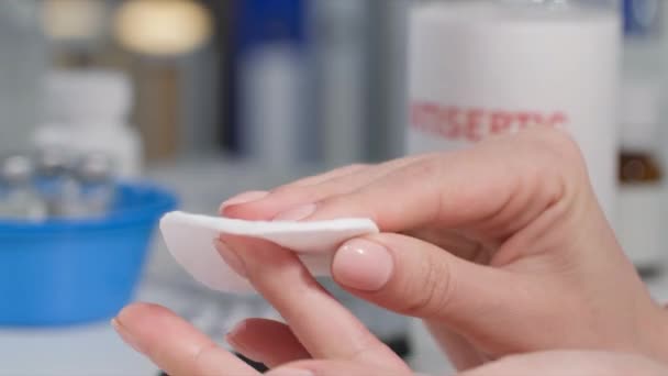 Diabetes Mujer Trata Dedo Con Antiséptico Hace Punción Con Glucosímetro — Vídeo de stock