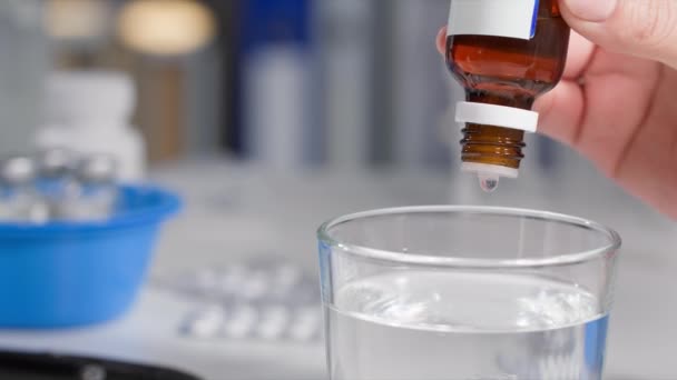 Hälso Och Sjukvård Kvinna Droppar Lugnande Droppar Transparent Glas Vatten — Stockvideo