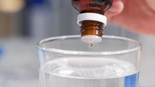 Medicinska Droppar För Att Lindra Tryckfall Genomskinligt Glas Vatten Närbild — Stockvideo
