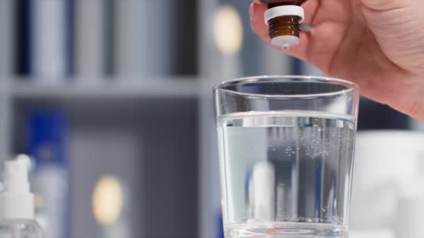 Φάρμακο Γυναίκα Σταγόνες Από Την Αρτηριακή Πίεση Ένα Διαφανές Ποτήρι — Αρχείο Βίντεο