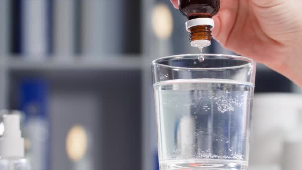 Hartdruppels Druppelend Van Fles Met Een Dispenser Een Glazen Bekerglas — Stockvideo