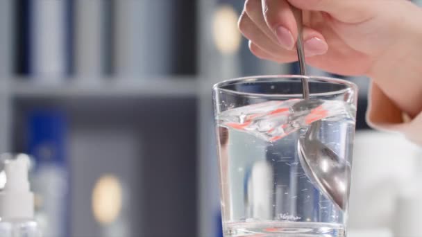 Жінка Використовує Ложку Перемішує Медичні Краплі Склянці Води Крупним Планом — стокове відео