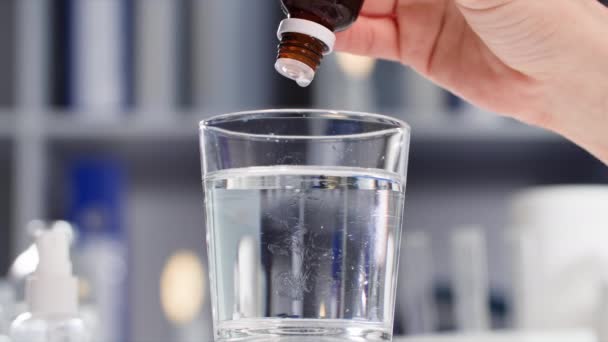 Sjukvård Medicinska Tryckfall Droppar Från Doseringssprutan Glas Vatten Närbild — Stockvideo
