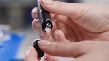 Sağlık hizmetleri, sağlık sorunları olan genç bir kadın, kan şekeri seviyelerini yakından izlemek için modern hizmetçiyi kullanıyor.