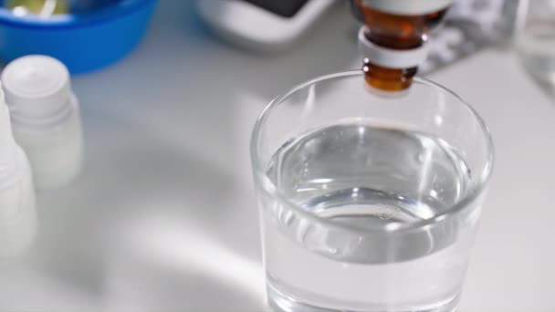 Жінка Кидає Медичні Краплі Пляшки Дозатором Нормалізації Тиску Склянку Води — стокове відео