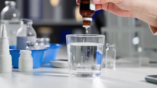 Honan Droppar Från Flaska Med Dispenser Medicinska Droppar Transparent Glas — Stockvideo