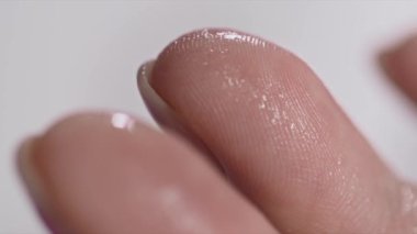 Kadın parmağına antiseptik püskürtüyor, yakın plan.