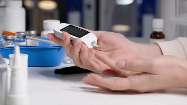 糖尿病という若い女性が血糖値を測定します — ストック動画