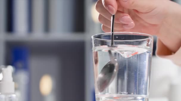 Mano Mujer Agita Una Medicina Agua Vaso Transparente Con Cuchara — Vídeos de Stock