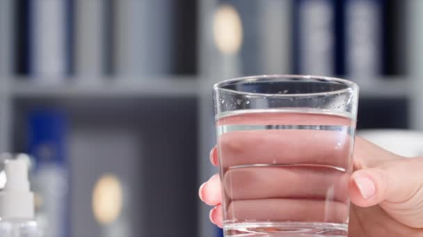 Sed Mujer Joven Toma Vaso Agua Transparente Pone Mesa Primer — Vídeo de stock