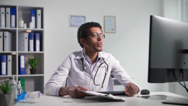 Medicina Moderna Médico Profissional Fala Com Pacientes Mostra Raios Através — Vídeo de Stock