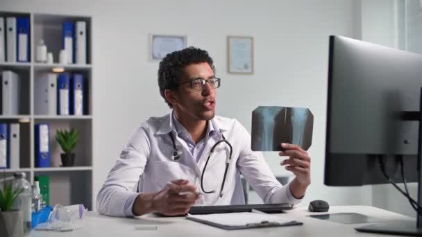 Betegek Online Fogadása Egy Fiatal Fekete Orvos Videohívás Segítségével Egy — Stock videók