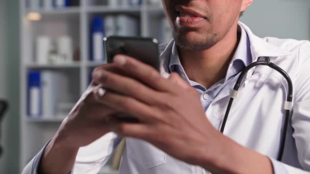 Lekarz Online Afro Amerykański Lekarz Przepisuje Pacjentami Pomocą Smartfona Podczas — Wideo stockowe