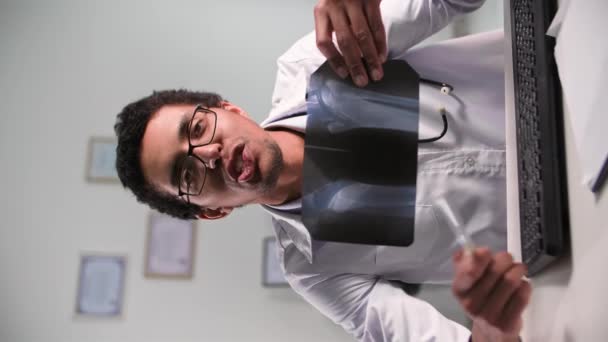 Afroamerikanischer Arzt Spricht Mit Patienten Videolink Und Zeigt Röntgenbild Vertikale — Stockvideo