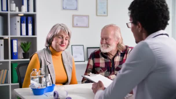 Ärztliche Beratung Ältere Männer Und Frauen Kümmern Sich Ihre Gesundheit — Stockvideo