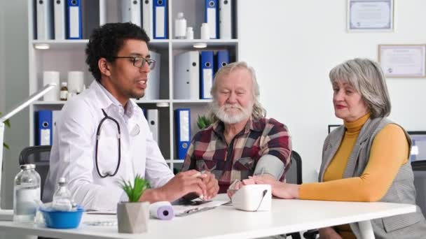 Sağlık Hizmetleri Siyah Doktor Modern Tonometreyle Yaşlı Bir Adamın Karısıyla — Stok video