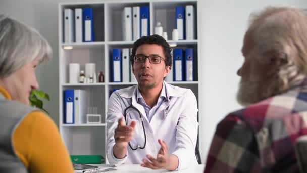 Sjukhus Svart Glad Manlig Läkare Informerar Äldre Patienter God Diagnos — Stockvideo