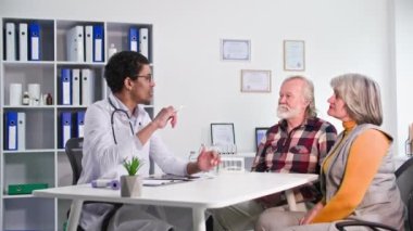 Tıbbi danışmanlık, ofiste siyahi bir doktorun sağlık durumu hakkında yaşlı çiftler danışmanlığı
