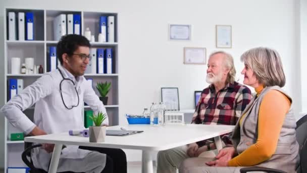 Obat Seorang Pria Tua Dengan Istri Lamanya Penerimaan Dokter Kulit — Stok Video