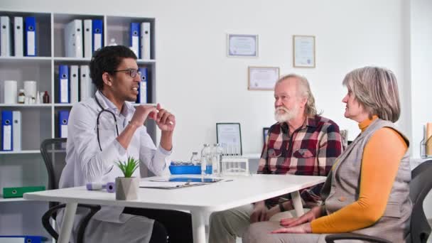 Medical Consultation Elderly Man Woman Consultation Black Doctor Office — Stock Video