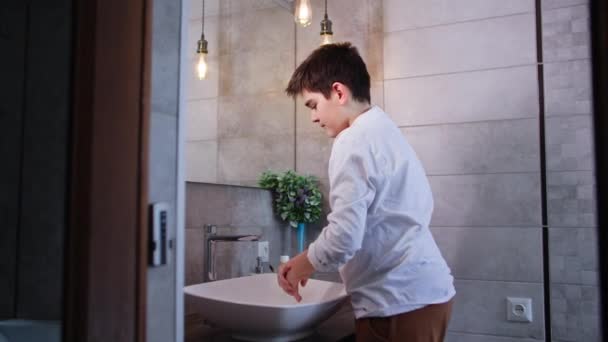 Rano Higiena Uroczy Chłopiec Myje Twarz Wodą Stojąc Umywalce Łazience — Wideo stockowe