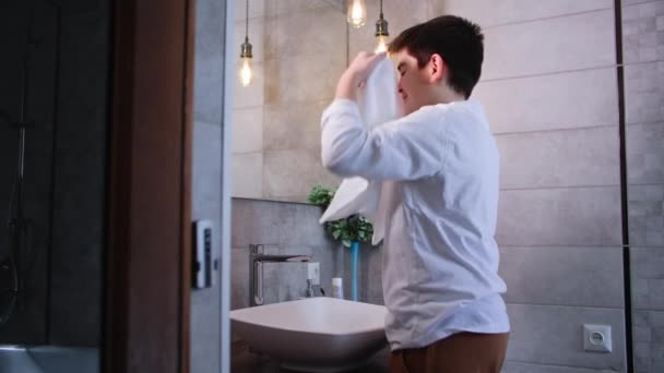 可爱的男孩儿在洗脸盆边做晨间例行公事 用毛巾擦拭自己的脸 经过水处理后照镜子 — 图库视频影像