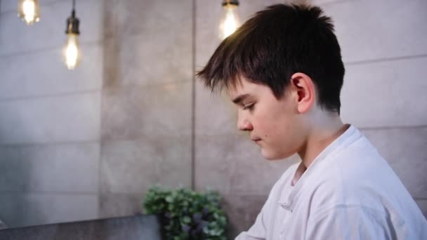 Πορτρέτο Του Χαριτωμένο Αγόρι Πλένει Πρόσωπό Του Νερό Ενώ Στέκεται — Αρχείο Βίντεο