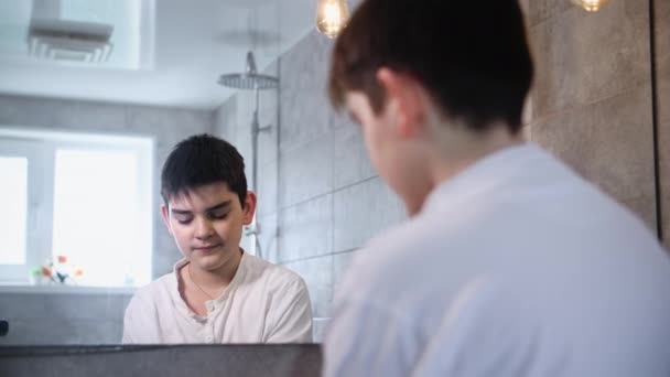 Potret Seorang Remaja Laki Laki Lucu Mencuci Wajahnya Dengan Air — Stok Video