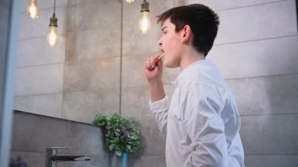 Гігієнічні Процедури Милий Хлопчик Чистить Зуби Зубною Щіткою Вставляє Ванну — стокове відео