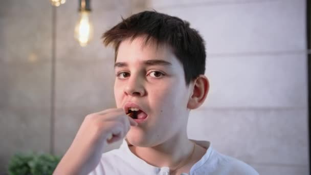 Ağız Hijyeni Bambu Fırçası Kullanan Sevimli Bir Genç Erkek Diş — Stok video