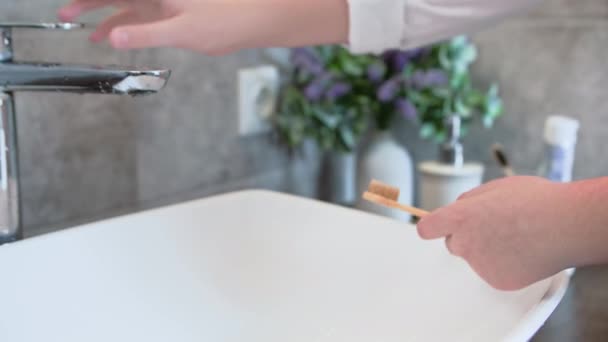 Ранкові Процедури Хлопчик Вмикає Крани Водою Прикладає Зубну Пасту Зубної — стокове відео