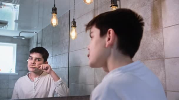 Diş Kontrolü Diş Macunuyla Dişlerini Fırçalayan Yakışıklı Bir Genç Banyoda — Stok video