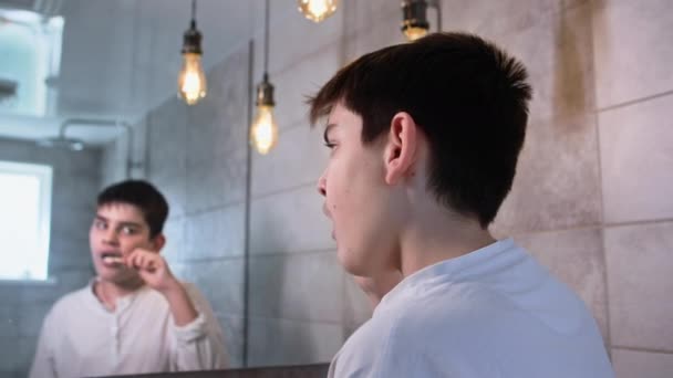 Sabah Ritüelleri Diş Fırçası Kullanan Erkek Ergen Diş Macunu Banyonun — Stok video