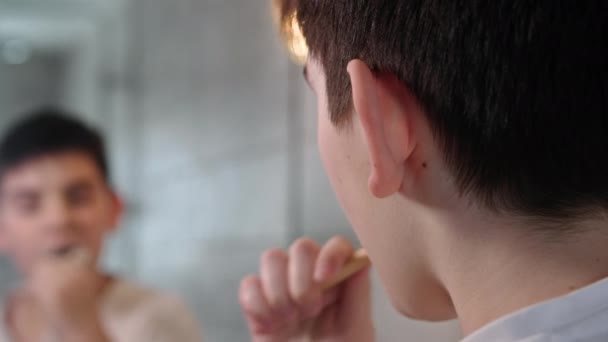 Poranny Rytuał Uroczy Mężczyzna Nastolatek Pomocą Szczoteczki Zębów Pasty Czyści — Wideo stockowe