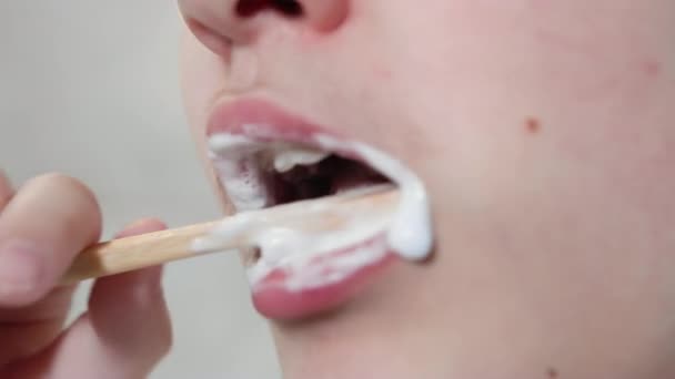 Sabah Rutini Erkek Ergen Dişlerini Diş Kontrolü Diş Macunu Ile — Stok video