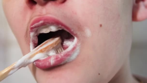 Rano Higiena Rutyna Mężczyzna Nastolatek Wykorzystuje Bambusową Szczoteczkę Zębów Pastę — Wideo stockowe